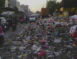 Selain Tebarkan Aroma Busuk, Sampah Menggunung di Pekanbaru Gangu Pengguna Jalan